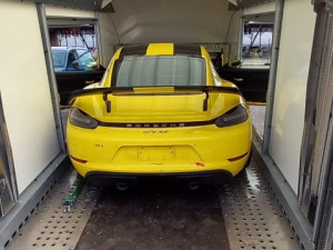 Podezřelý přívěs na parkovišti ukrýval ukradené Porsche z Německa