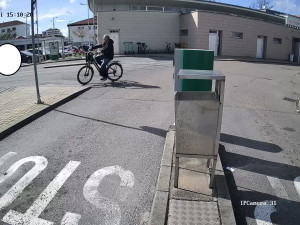 Senior na elektrokole narazil před nemocnicí do závory. Hledá ho policie