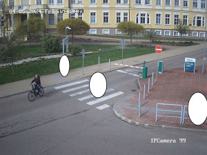 Senior na elektrokole narazil před nemocnicí do závory. Hledá ho policie