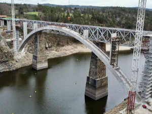 Stavbaři vybetonovali pilíře nad obloukem nového železničního mostu přes Orlík