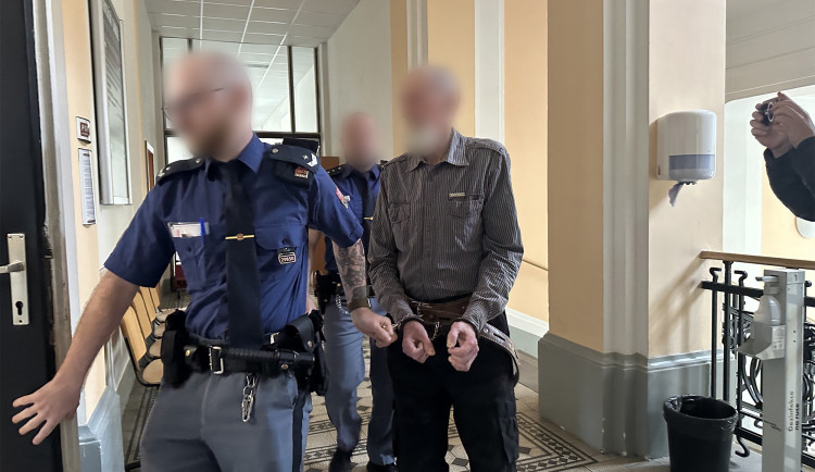 Za pohlavní zneužití nezletilé dívky jde senior na čtyři roky do vězení