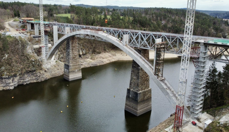Stavbaři vybetonovali pilíře nad obloukem nového železničního mostu přes Orlík