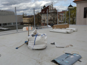 Město nechalo u dvou škol postavit nové sportovní haly. Někteří je kritizují