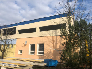 Město nechalo u dvou škol postavit nové sportovní haly. Někteří je kritizují