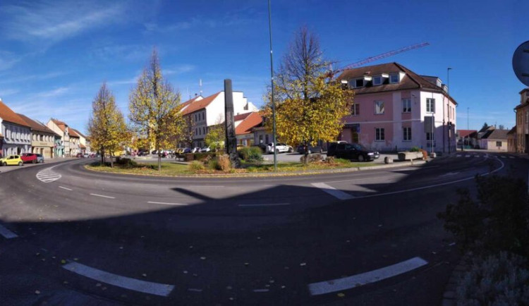 Práce na průtahu Lomnicí nad Lužnicí od pondělí omezí dopravu