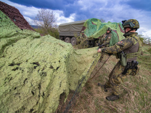 Trénovali zaujímání postavení jednotky včetně maskování techniky. Autor: Jana Samcová