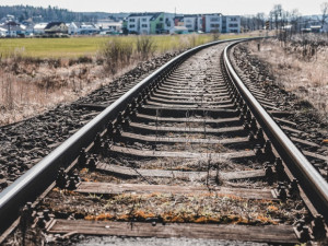 Vlak u Českých Budějovic srazil muže, který zemřel