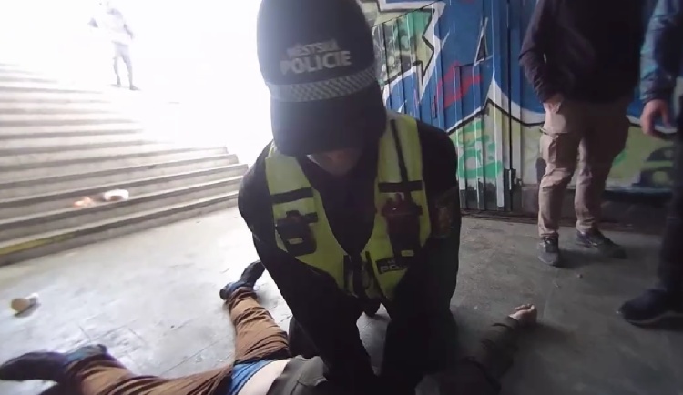 VIDEO: Užil fentanyl v nechvalně proslulém podchodu a zkolaboval. Strážníci bojovali o život muže