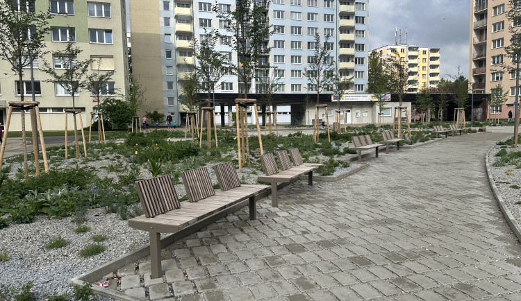 Náměstí na sídlišti Vltava je opravené. Město chystá ještě překvapení s fontánou a bazénkem