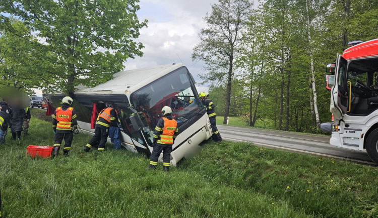 U Lišova havaroval autobus. Řidička měla pozitivní test na omamné látky