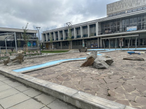 Náměstí na sídlišti Vltava je opravené. Město chystá ještě překvapení s fontánou a bazénkem