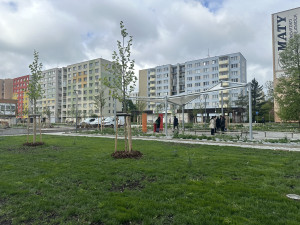 Náměstí na sídlišti Vltava je opravené. Město chystá ještě překvapení s fontánou a bazénkem