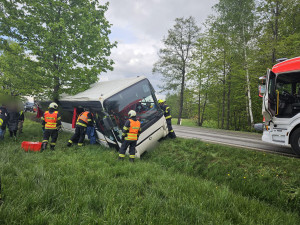 U Lišova havaroval autobus. Řidička měla pozitivní test na omamné látky