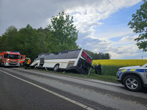 U Lišova havaroval autobus. Řidička měla pozitivní test na omamné látky