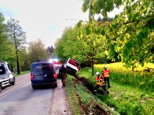 U Lišova havaroval autobus. Řidička měla pozitivní test na omamné látky