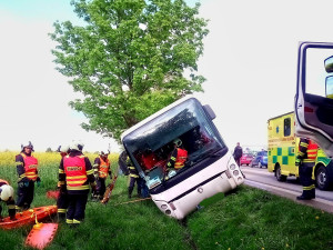 U Lišova havaroval autobus. Řidička měla pozitivní test na omamné látky