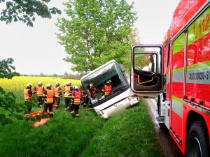 U Lišova havaroval autobus. Řidička měla pozitivní test na omamné látky