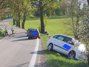 Na Táborsku zemřel řidič osobního auta. Při předjíždění se srazil s jiným vozem