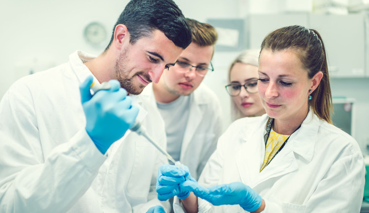 Jihočeská univerzita otevírá jedinečný studijní program Učitelství science pro SŠ