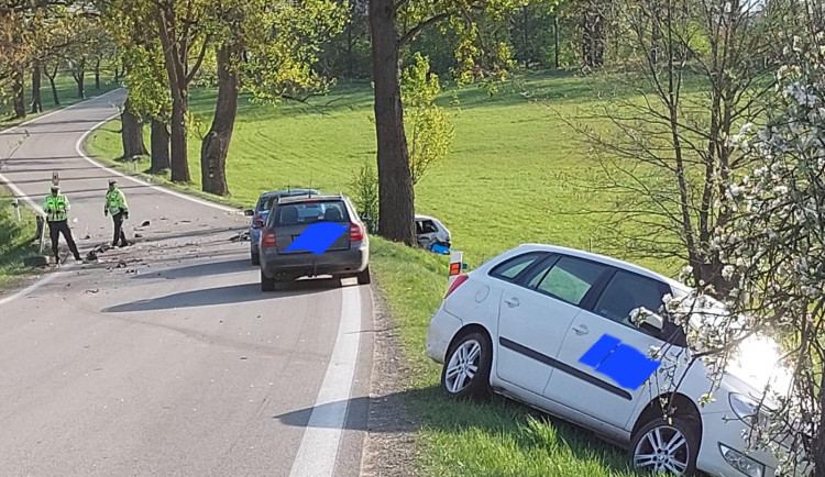 Na Táborsku zemřel řidič osobního auta. Při předjíždění se srazil s jiným vozem