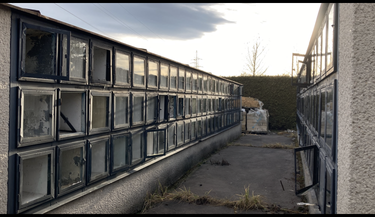 Kolumbárium na českobudějovickém hřbitově se rozpadá. Město slíbilo situaci řešit