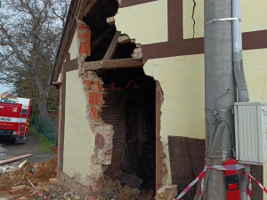 Opilá žena bez řidičáku narazila do domu. Hasiči museli část budovy strhnout