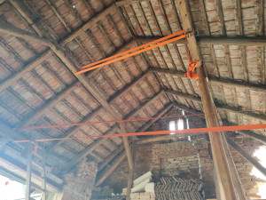 Opilá žena bez řidičáku narazila do domu. Hasiči museli část budovy strhnout