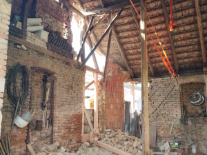 Opilá žena bez řidičáku narazila do domu. Hasiči museli část budovy strhnout