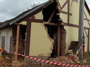 Opilá žena bez řidičáku narazila do domu. Hasiči museli část budovy strhnout