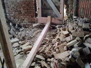 Opilá žena bez řidičáku narazila do domu. Hasiči museli část budovy strhnout