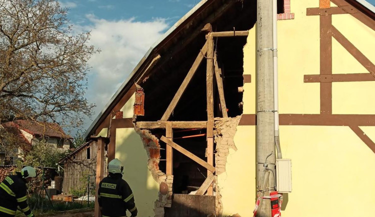 Opilá žena bez řidičáku narazila do domu. Hasiči museli část budovy strhnout