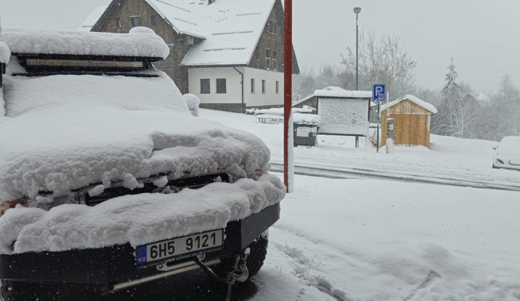 Na Šumavě a ve vyšších polohách Jihočeského kraje napadlo deset až 15 cm