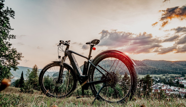 Turisté na jihu Čech si čím dál víc půjčují elektrokola, méně klasická kola