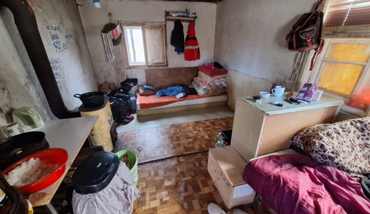 Trojice dětí žila v zahradní chatce. Bez toalety, koupelny a v otřesných podmínkách