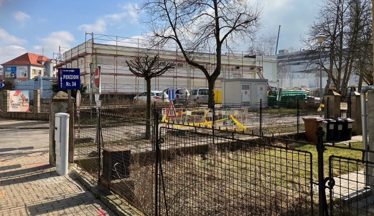 Stavba transformační stanice v Českých Budějovicích uzavře silnici přes železnici