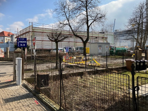 Stavba transformační stanice v Českých Budějovicích uzavře silnici přes železnici