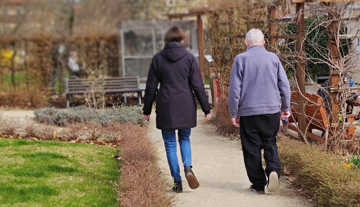 Sociální pracovnice doprovázející klienta