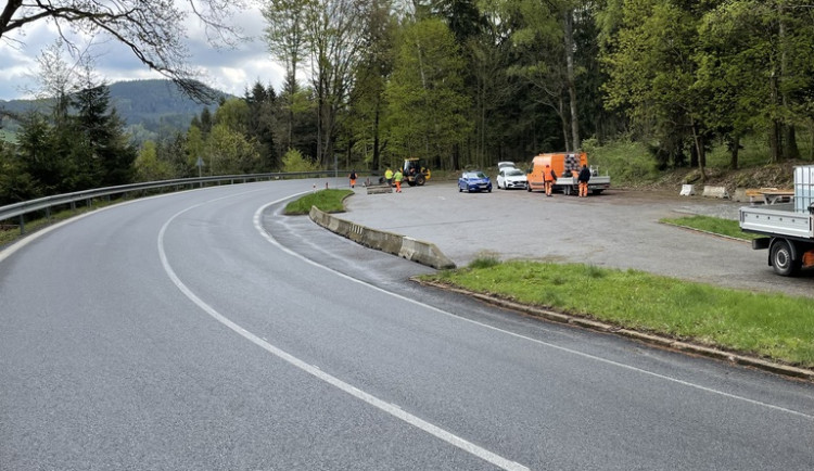 Nové úpravy parkoviště u Čertovy stěny zvyšují bezpečnost návštěvníků