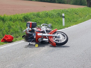 Po vážné nehodě motocyklu a osobního automobilu u Chýnova na Táborsku zůstal jeden těžce zraněný