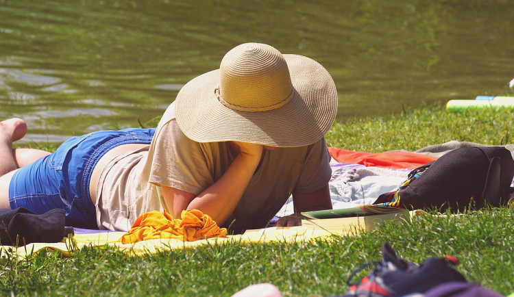 Počasí s letními teplotami zůstane do čtvrtka, pak se mírně ochladí