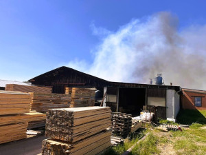 Na Táborsku hoří pila, střecha se propadla, škoda je pět milionů korun
