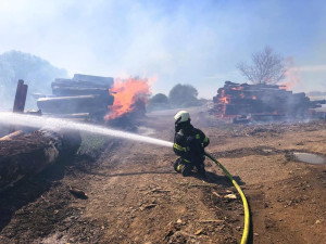 Na Táborsku hoří pila, střecha se propadla, škoda je pět milionů korun