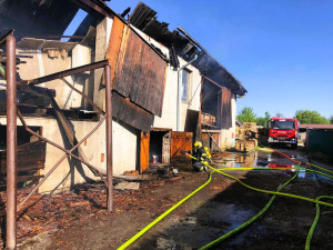 Na Táborsku hoří pila, střecha se propadla, škoda je pět milionů korun