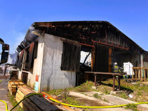 Na Táborsku hoří pila, střecha se propadla, škoda je pět milionů korun