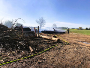 Na Táborsku hoří pila, střecha se propadla, škoda je pět milionů korun