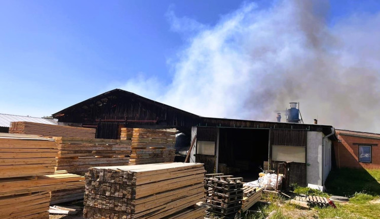 Na Táborsku hoří pila, střecha se propadla, škoda je pět milionů korun