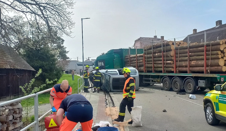 size4-17125669692274-2-kamion-prevazejici-drevo-se-stretl-s-automobilem-jeden-clovek-skoncil-v-nemocnici