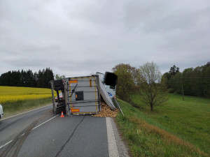 U Temešváru se převrátil kamion převážející brambory, rozsypaný náklad blokuje silnici