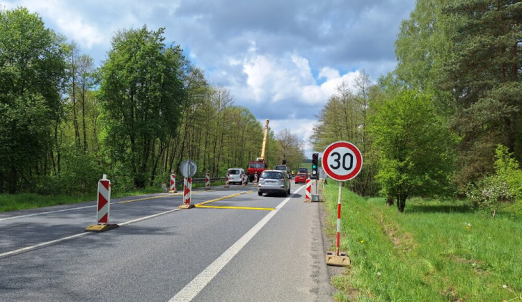 Začala oprava mostu u Jablonného. Dopravu na silnici řídí semafory