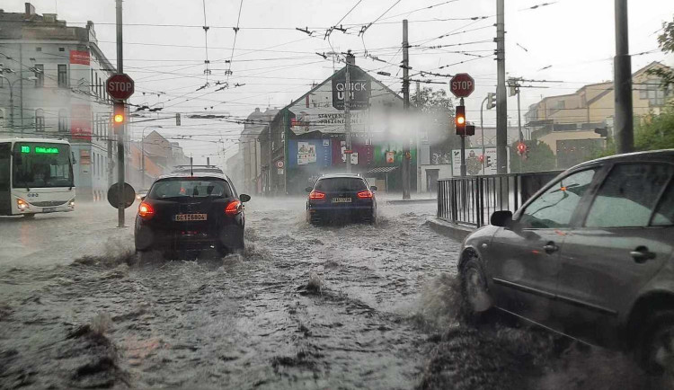 Silný déšť v Budějcích zatopil silnice. Hasiči zasahují na několika místech